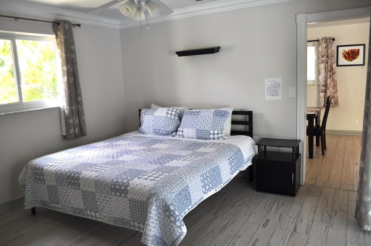 Lovely 3-bd, Walk To Bars, 9 Min Drive From Beach! Heated Pool. Holiday home Fort Lauderdale