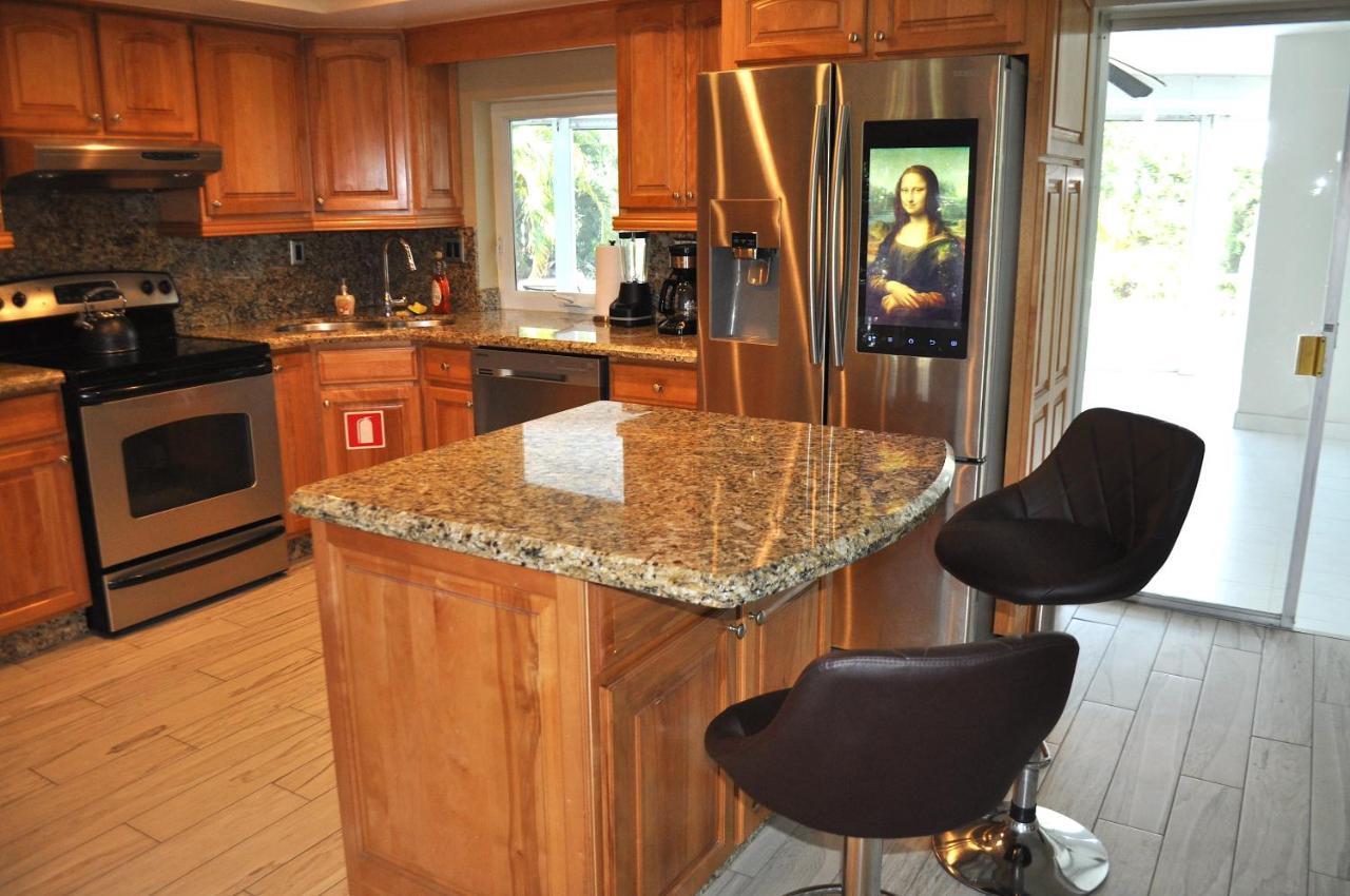 Lovely 3-bd, Walk To Bars, 9 Min Drive From Beach! Heated Pool. Holiday home Fort Lauderdale