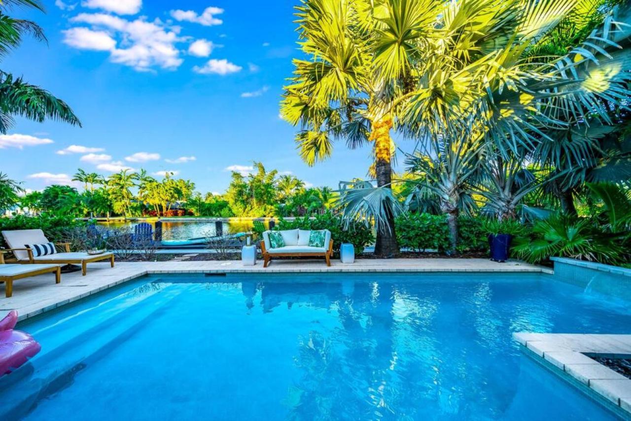 Pool And Waterfront Oasis Holiday home *