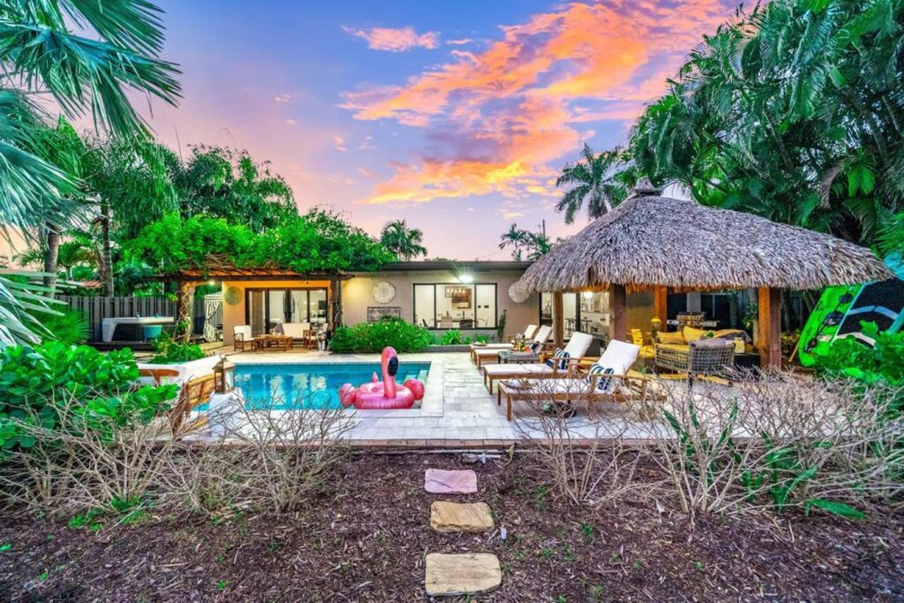 Pool And Waterfront Oasis Holiday home *