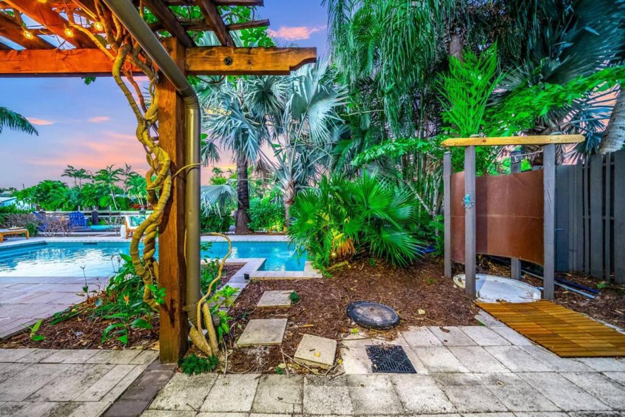 Holiday home Pool And Waterfront Oasis