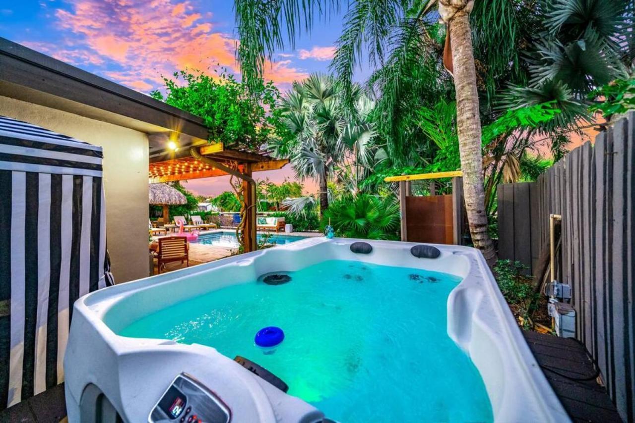 Pool And Waterfront Oasis Holiday home *