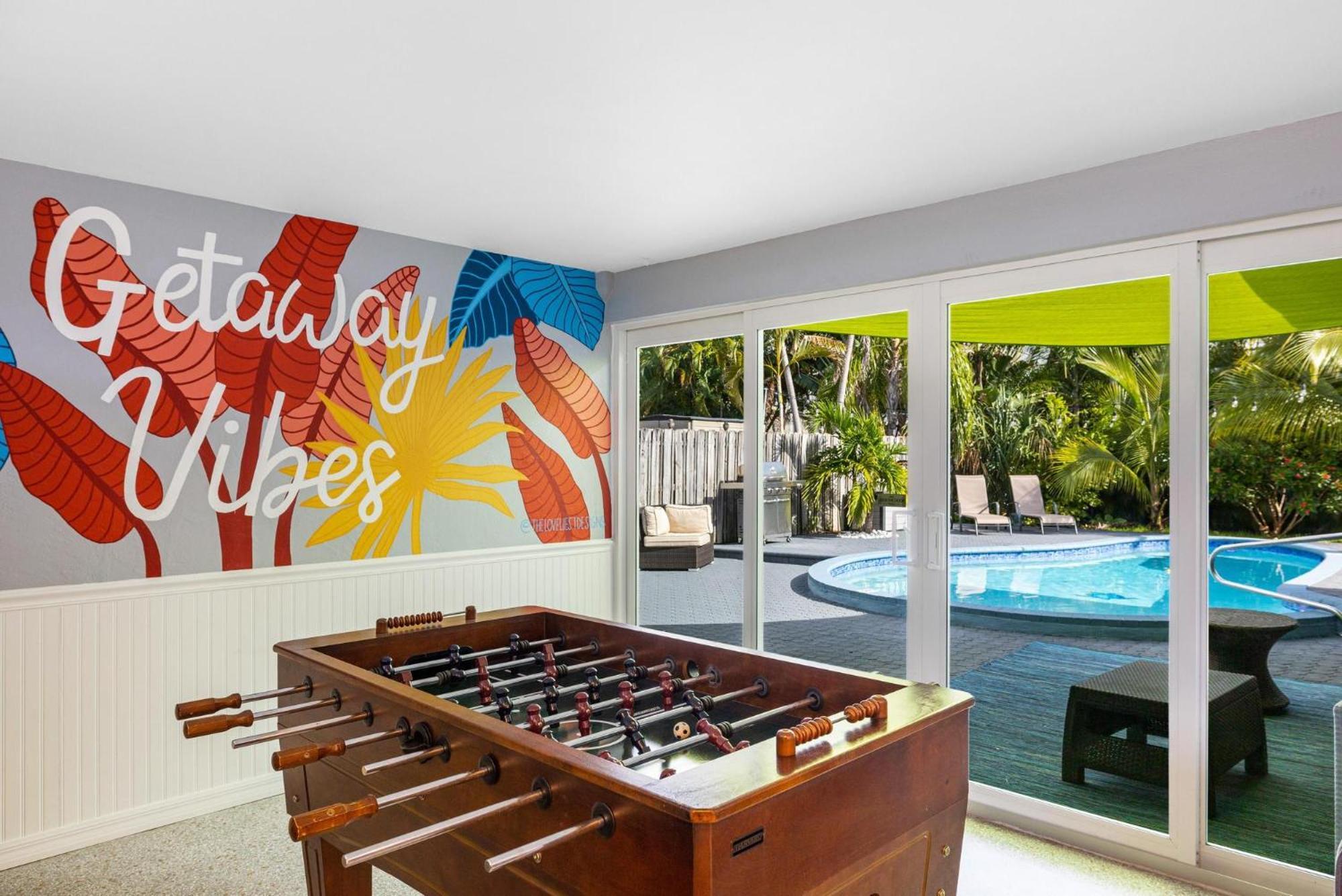 Trendy 3-bedroom With Saltwater Pool And Yard Villa