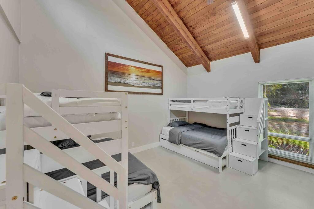 Villa Rare Hidden Getaway Heated Pool 1.5 Acres! Sleeps 16 Fort Lauderdale