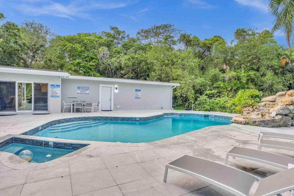 Rare Hidden Getaway Heated Pool 1.5 Acres! Sleeps 16 *