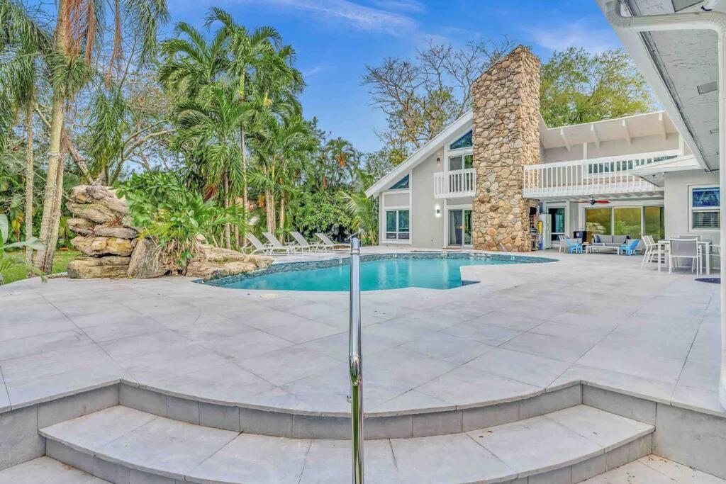Villa Rare Hidden Getaway Heated Pool 1.5 Acres! Sleeps 16 Fort Lauderdale