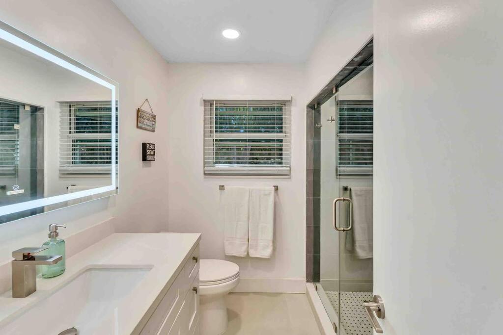 Rare Hidden Getaway Heated Pool 1.5 Acres! Sleeps 16 Villa Fort Lauderdale