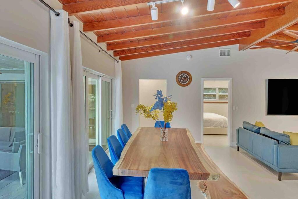 Rare Hidden Getaway Heated Pool 1.5 Acres! Sleeps 16 Villa