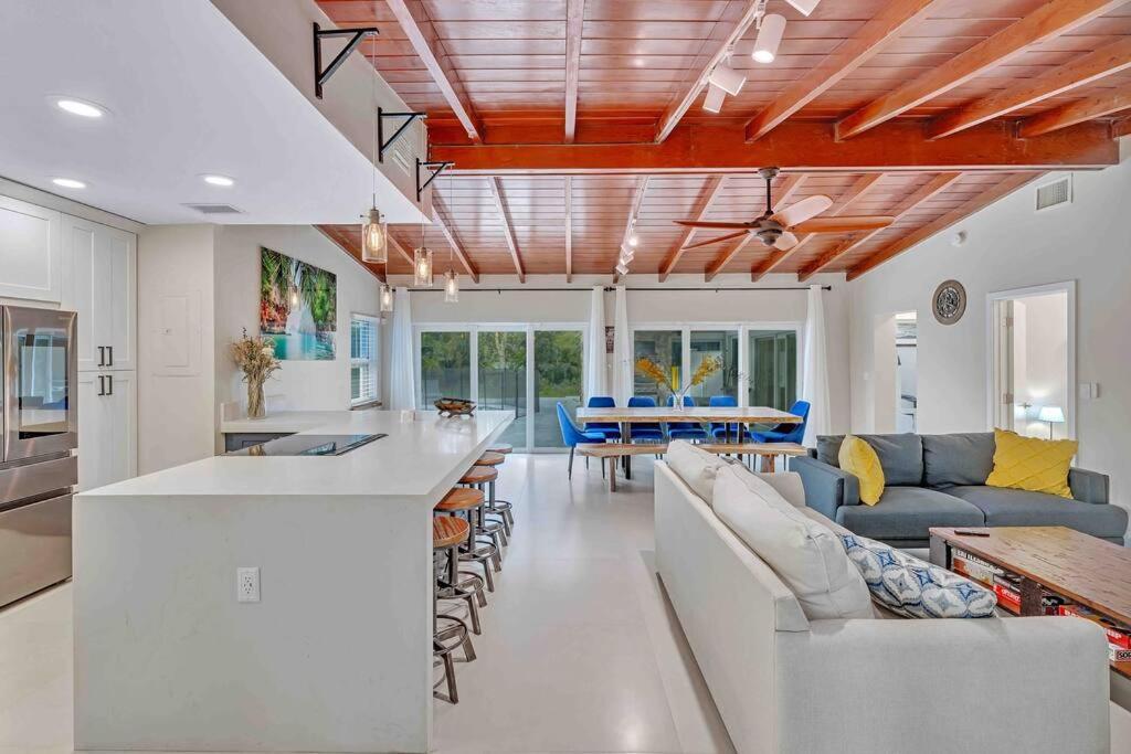 Rare Hidden Getaway Heated Pool 1.5 Acres! Sleeps 16 Villa Fort Lauderdale