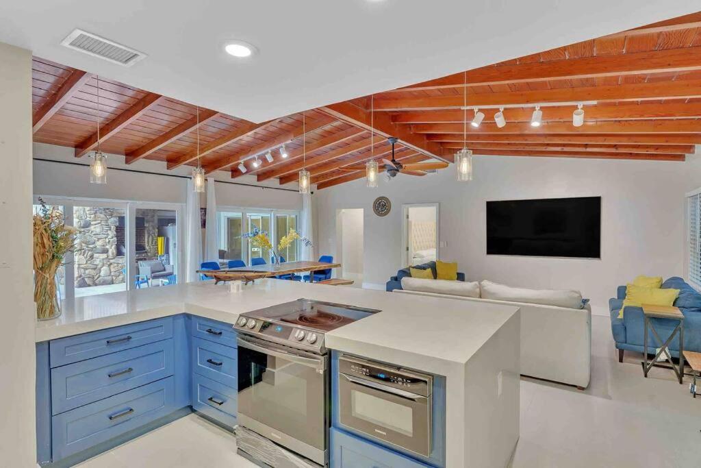 Rare Hidden Getaway Heated Pool 1.5 Acres! Sleeps 16 Villa Fort Lauderdale