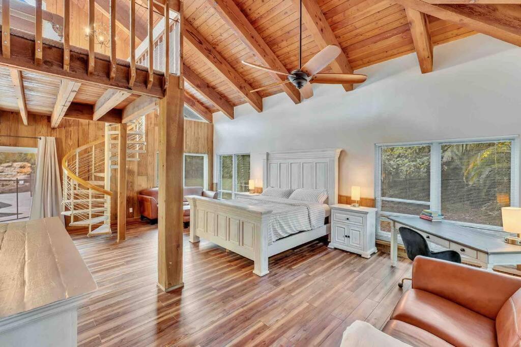 Villa Rare Hidden Getaway Heated Pool 1.5 Acres! Sleeps 16