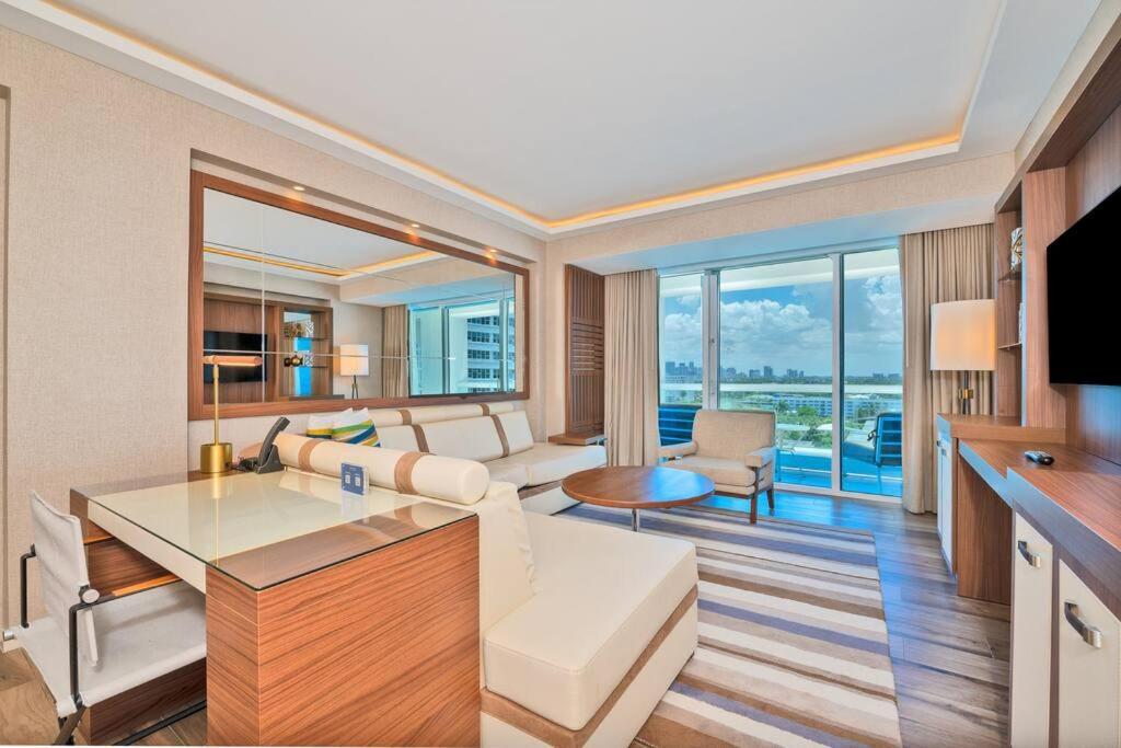At Lauderdale Apartment