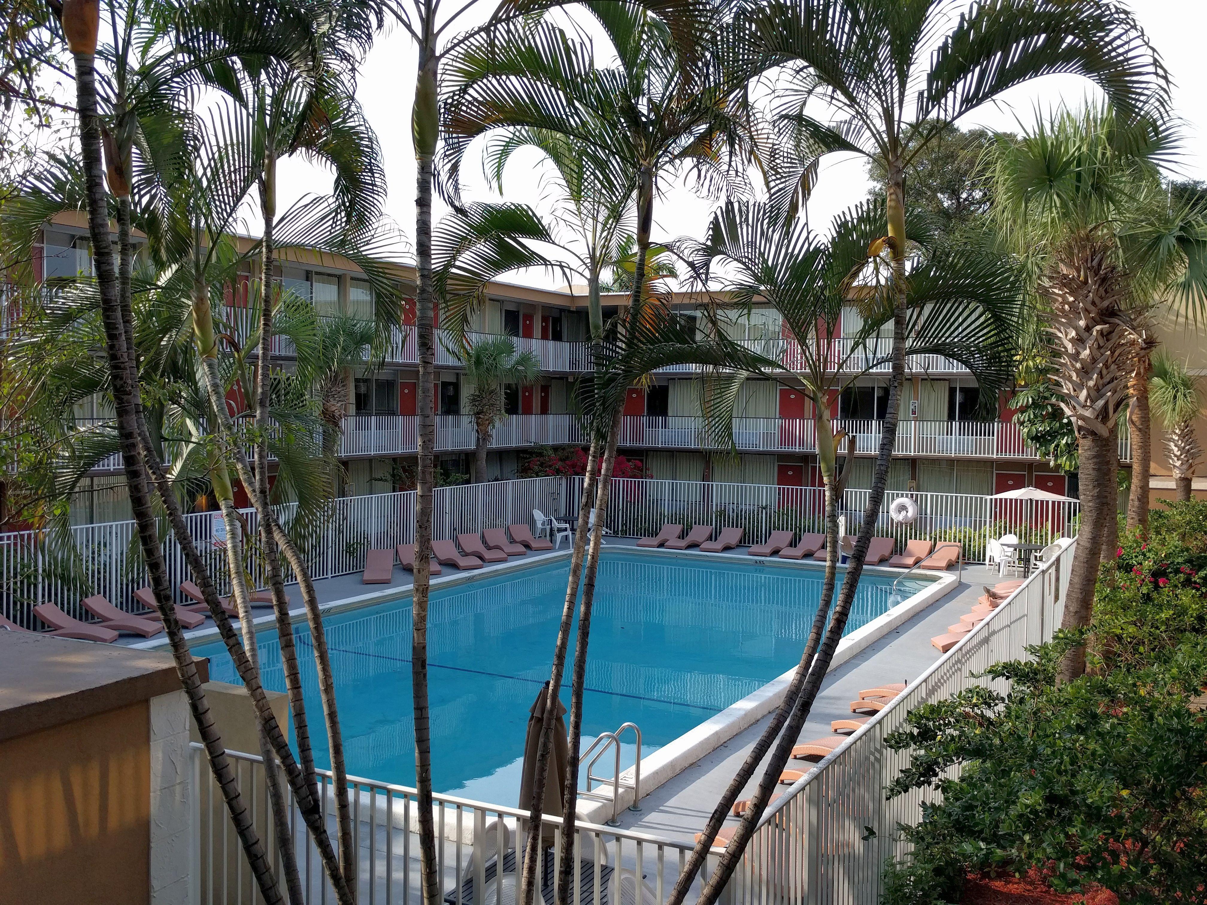 Red Carpet Airport Lauderdale Hotel 2*