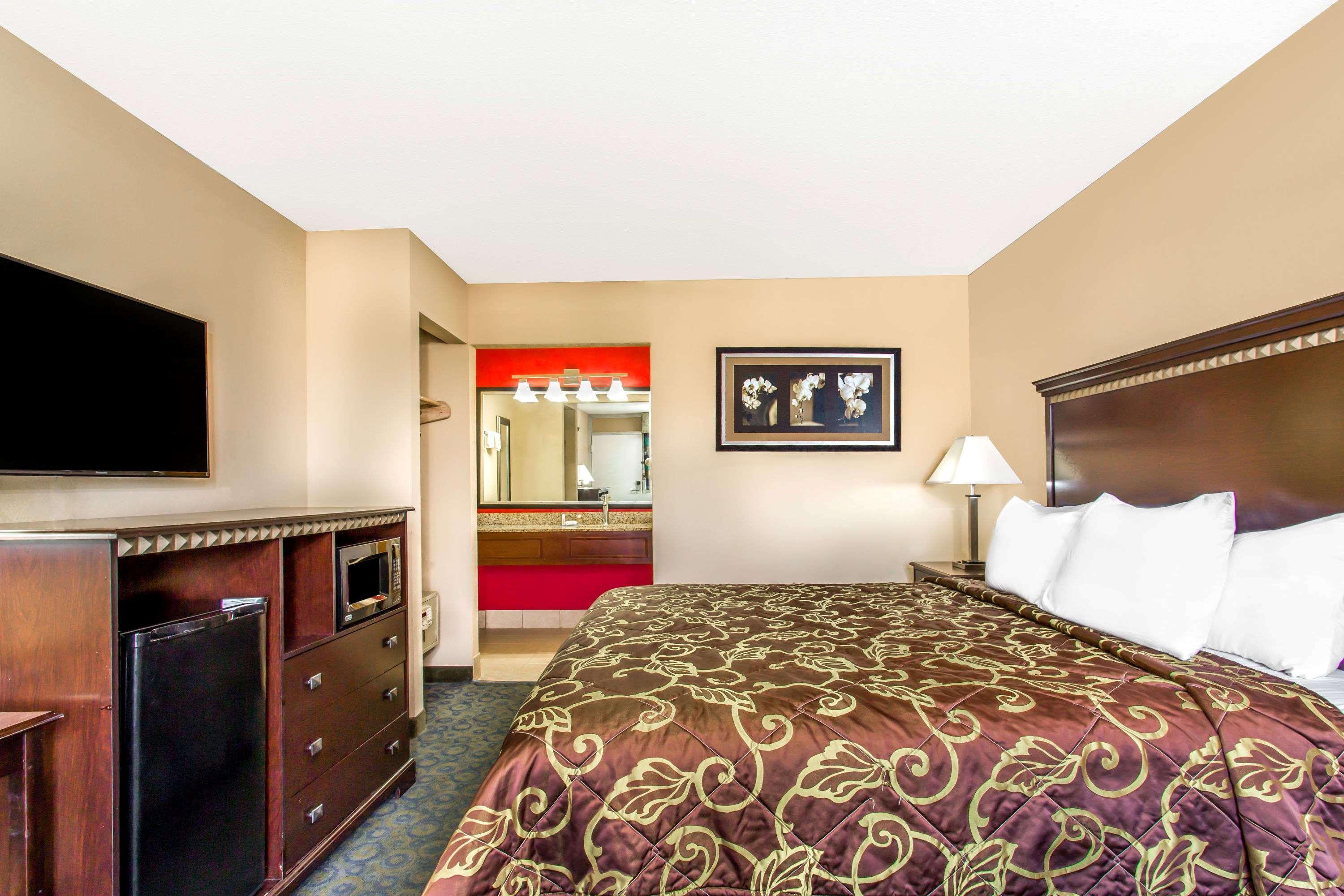 Days By Wyndham Lauderdale Airport Cruise Port Hotel