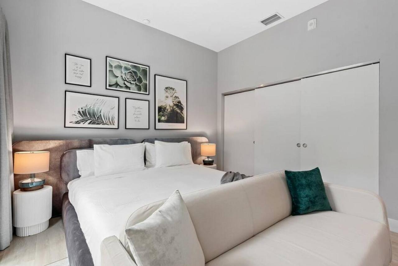 Pretty Rola 303 Signature W King Bed Brand New And Location * Fort Lauderdale