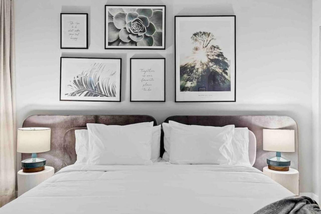 Pretty Rola 303 Signature W King Bed Brand New And Location *