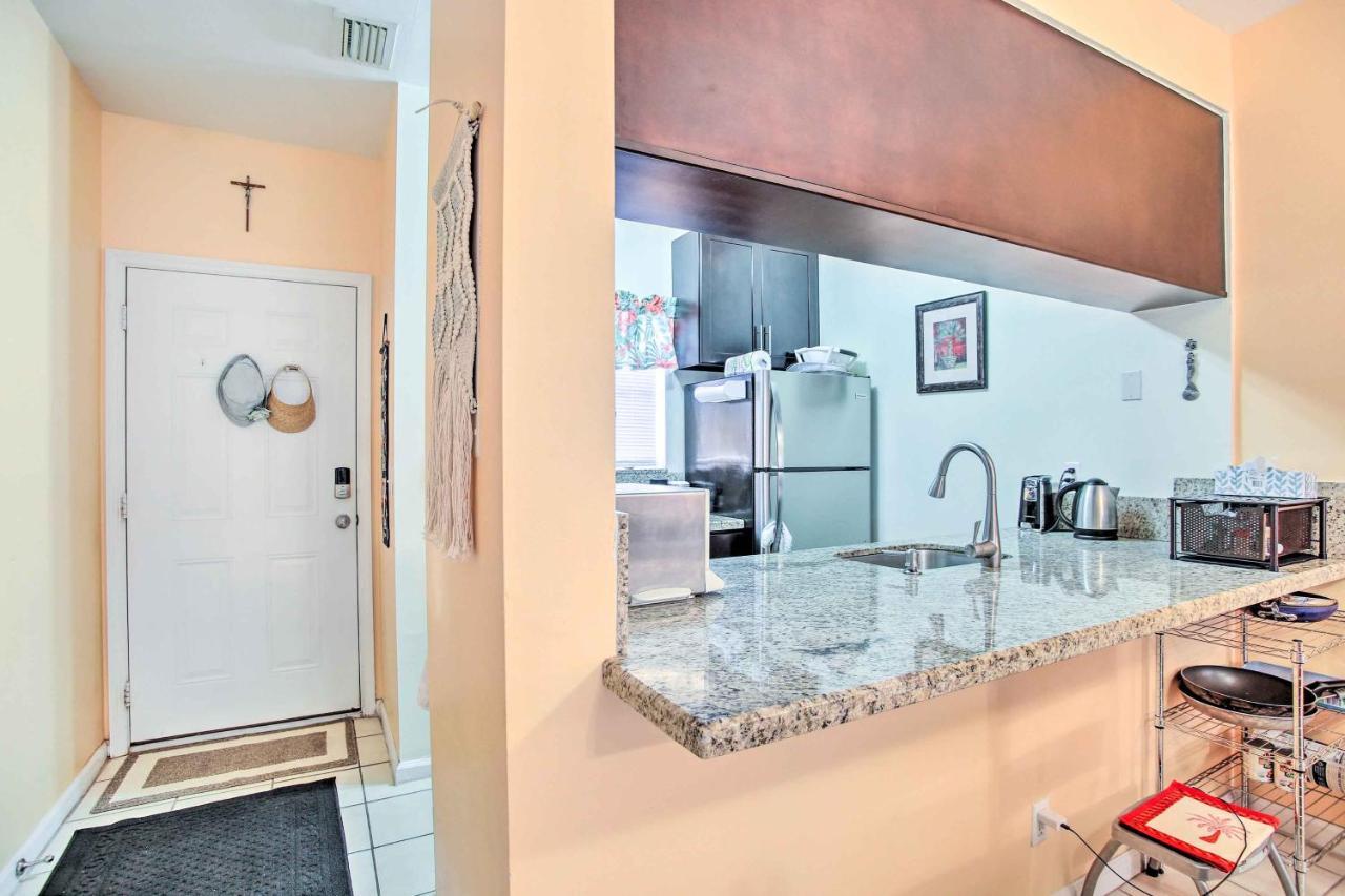 Idyllic With Pool Access - Walk To Beach! Apartment *