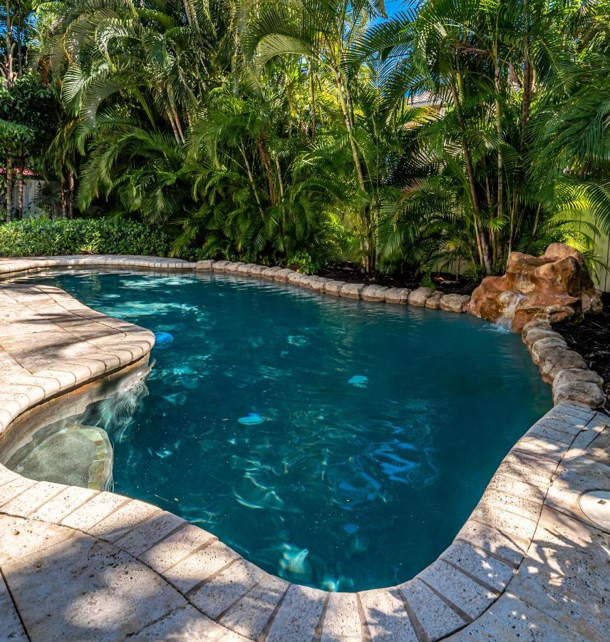 The Garden View 2-bedroom Heated Pool Holiday home *