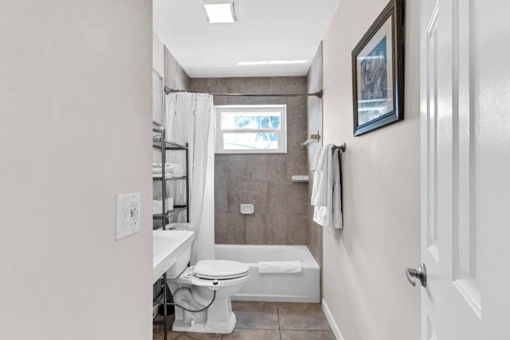 Stunning 5 Bedroom With Heated Pool And Game * Fort Lauderdale