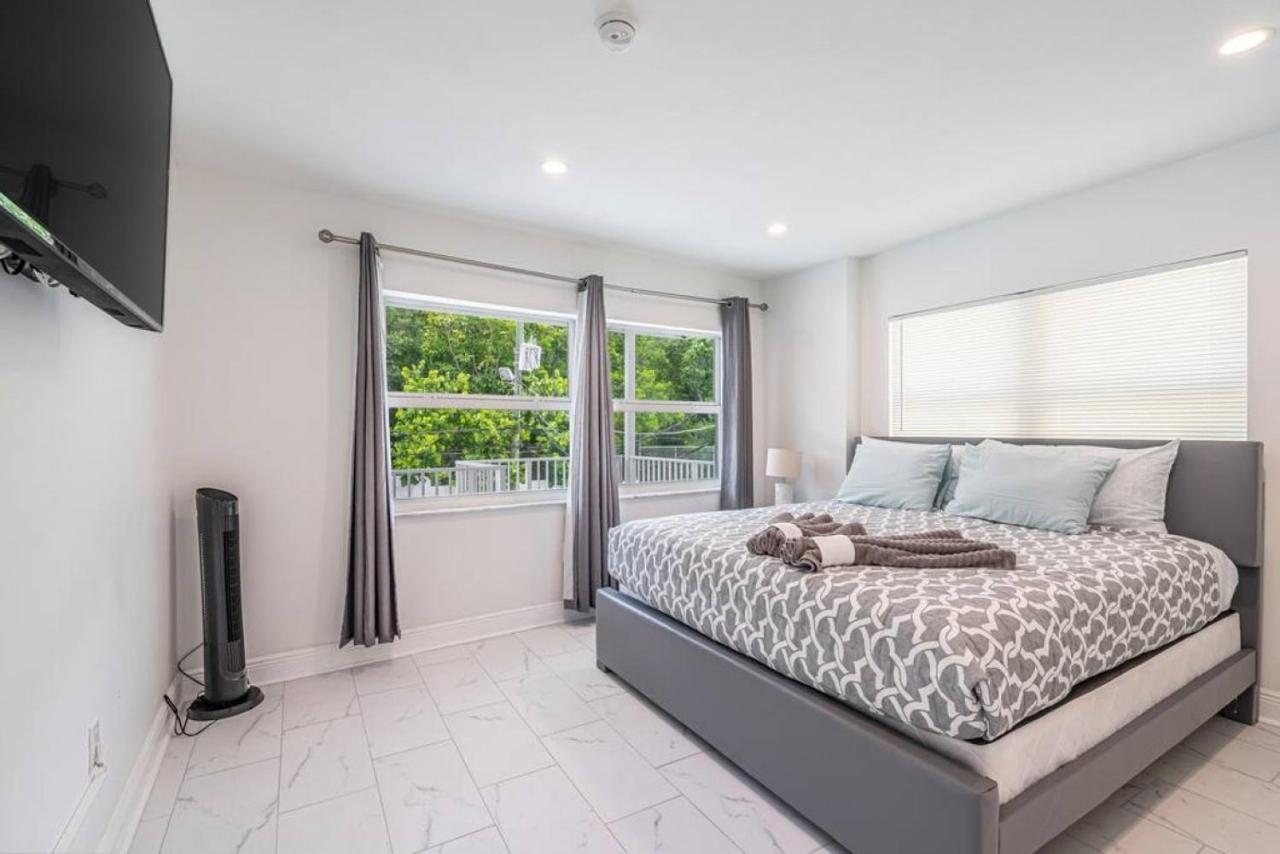 Beachfront Bloos 2 Units Ocean View Balcony Units 1 And 2 Holiday home Fort Lauderdale