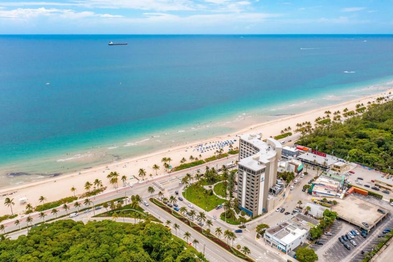 Holiday home The Purple Pelican Beachfront With Ocean Balcony Unit 4
