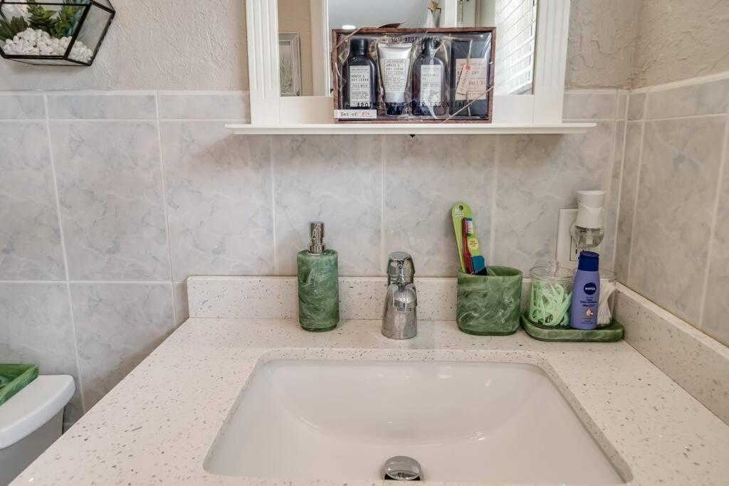Modern 10 Minutes From Beach! Apartment *