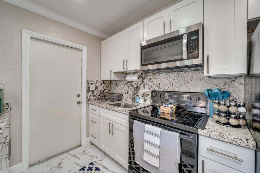 Modern 10 Minutes From Beach! Apartment *