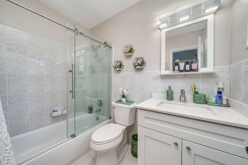 Modern 10 Minutes From Beach!