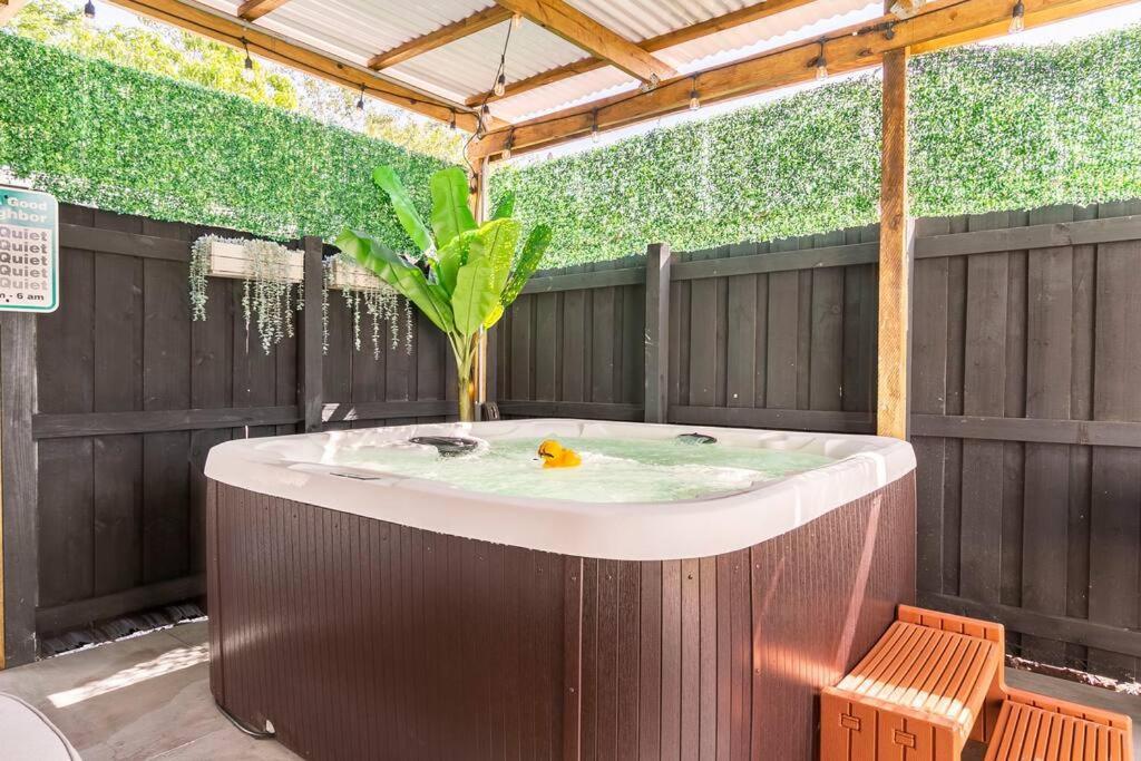The “gq”- Golf/hot Tub/arcade/near Downtown! Holiday home