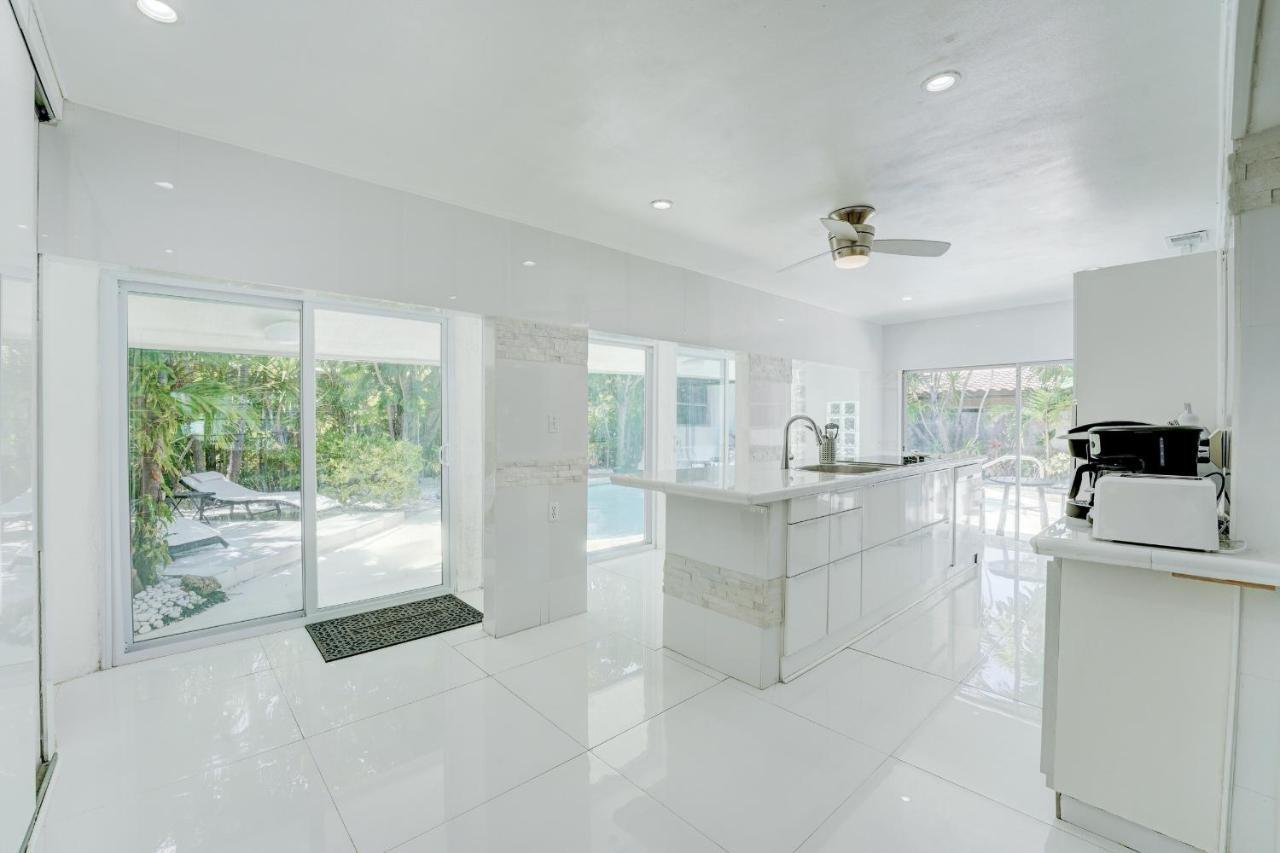 Luxury Tropical Oasis! Huge Saltwater Pool! 1 Mile To Beach! Holiday home *