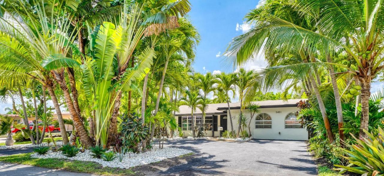 Luxury Tropical Oasis! Huge Saltwater Pool! 1 Mile To Beach! Holiday home Fort Lauderdale