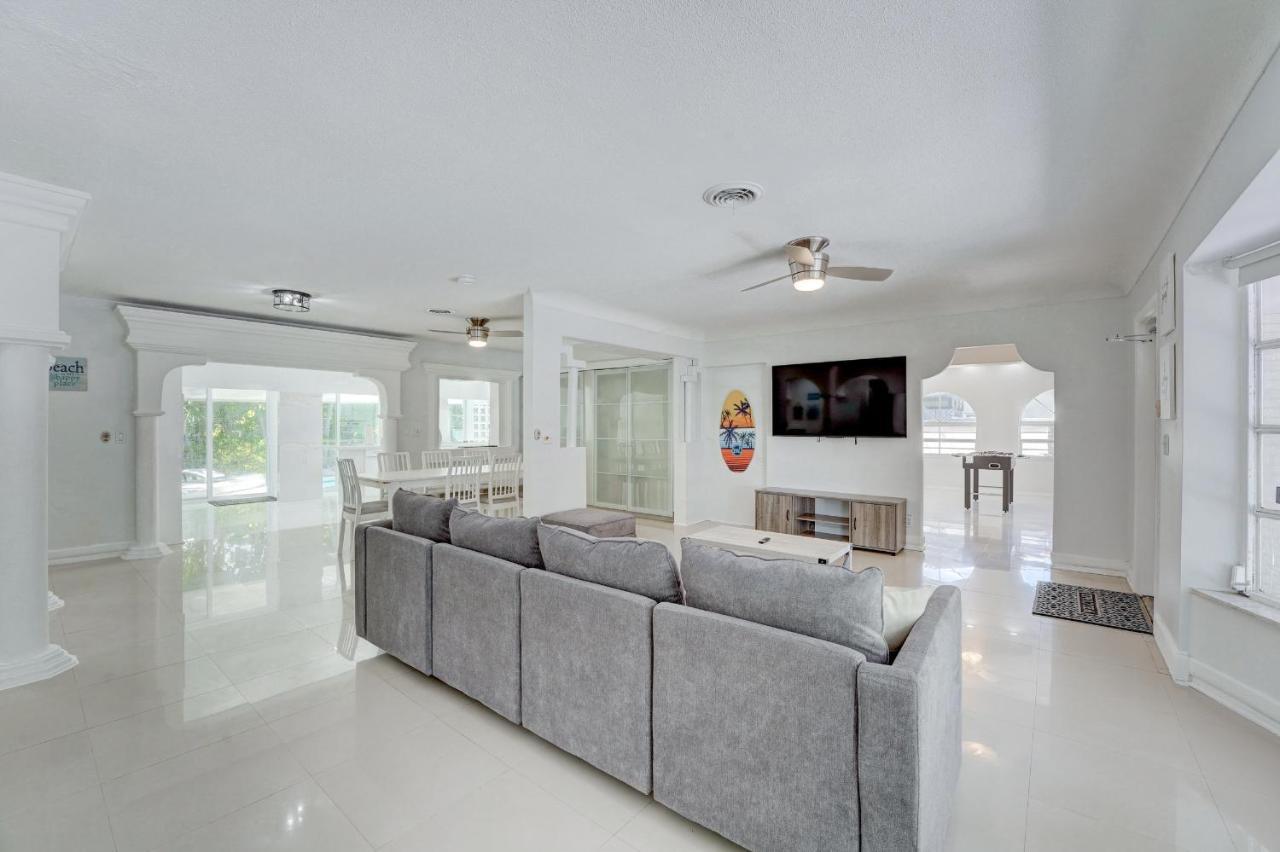 Luxury Tropical Oasis! Huge Saltwater Pool! 1 Mile To Beach! *