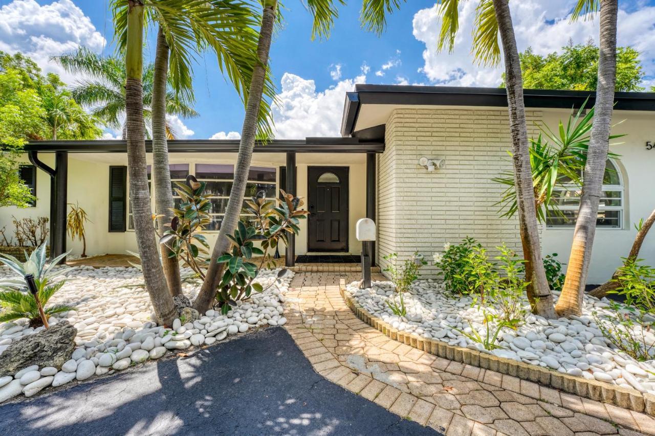 Holiday home Luxury Tropical Oasis! Huge Saltwater Pool! 1 Mile To Beach!