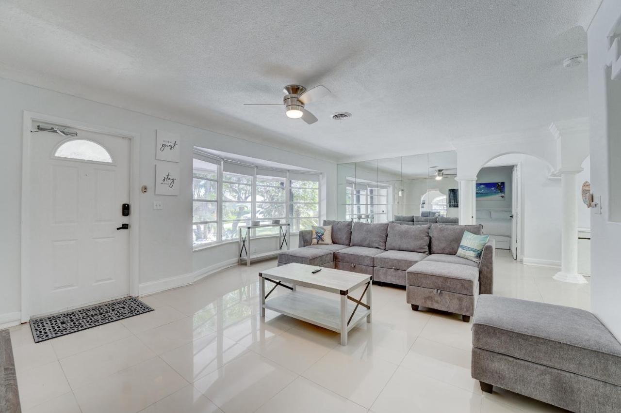 Luxury Tropical Oasis! Huge Saltwater Pool! 1 Mile To Beach! Holiday home *
