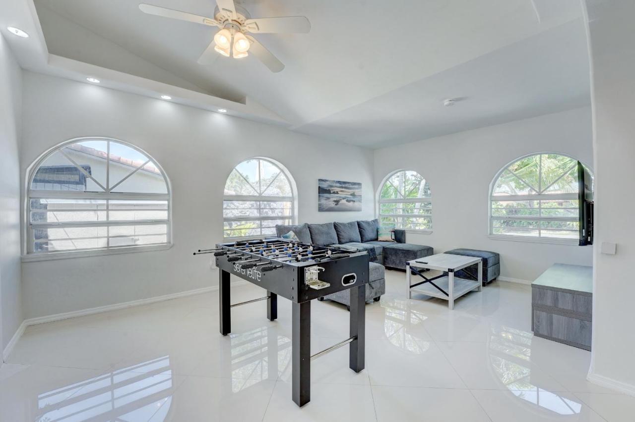 Luxury Tropical Oasis! Huge Saltwater Pool! 1 Mile To Beach! Holiday home