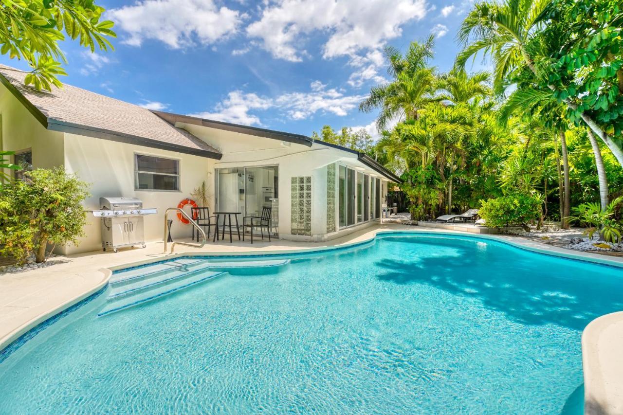 Luxury Tropical Oasis! Huge Saltwater Pool! 1 Mile To Beach! Holiday home