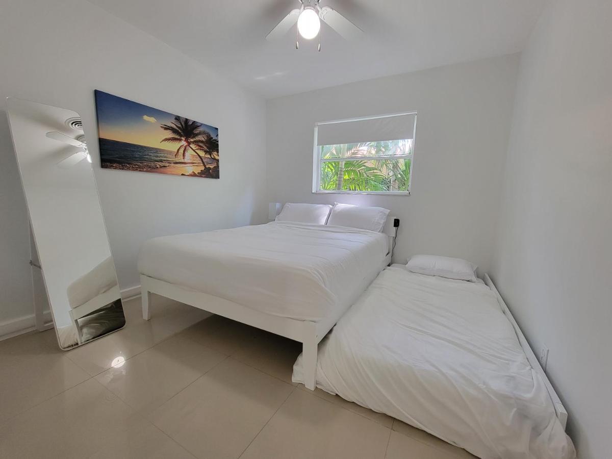 Luxury Tropical Oasis! Huge Saltwater Pool! 1 Mile To Beach! Holiday home