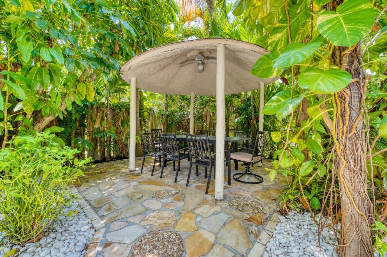 Luxury Tropical Oasis! Huge Saltwater Pool! 1 Mile To Beach! Holiday home Fort Lauderdale