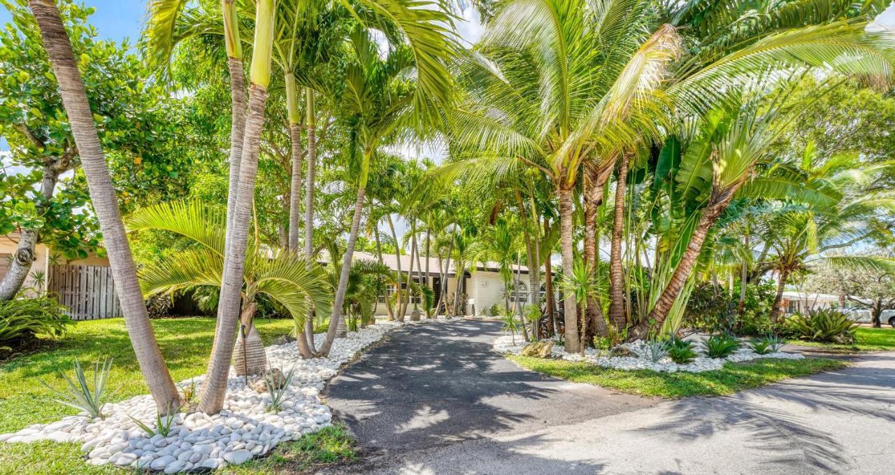 Luxury Tropical Oasis! Huge Saltwater Pool! 1 Mile To Beach! Holiday home