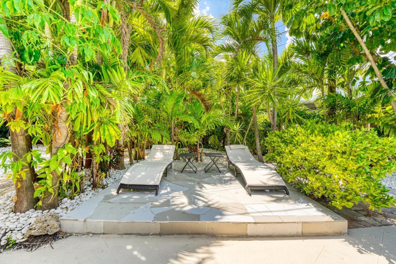 Luxury Tropical Oasis! Huge Saltwater Pool! 1 Mile To Beach! *