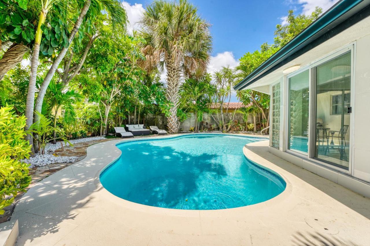 Luxury Tropical Oasis! Huge Saltwater Pool! 1 Mile To Beach! Holiday home Fort Lauderdale