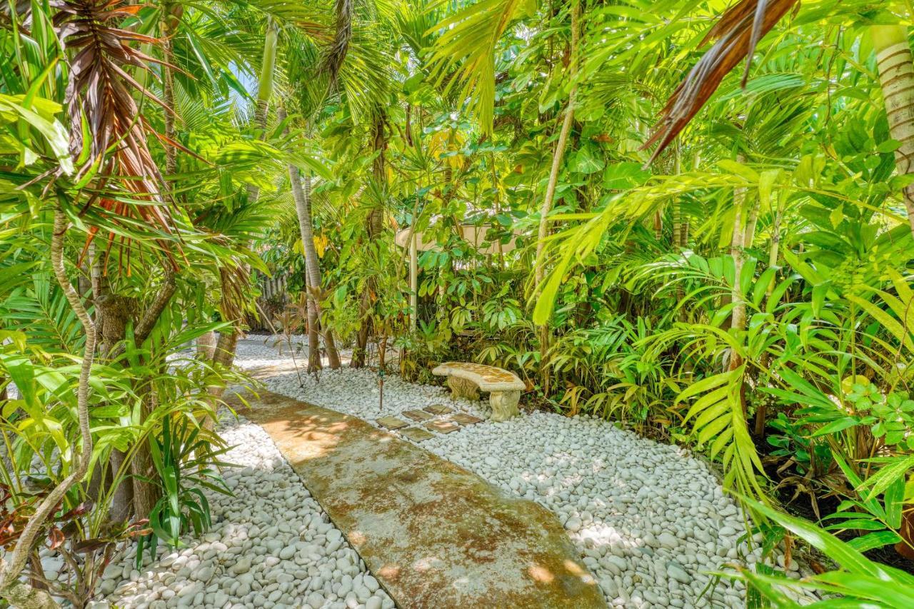Luxury Tropical Oasis! Huge Saltwater Pool! 1 Mile To Beach! Fort Lauderdale