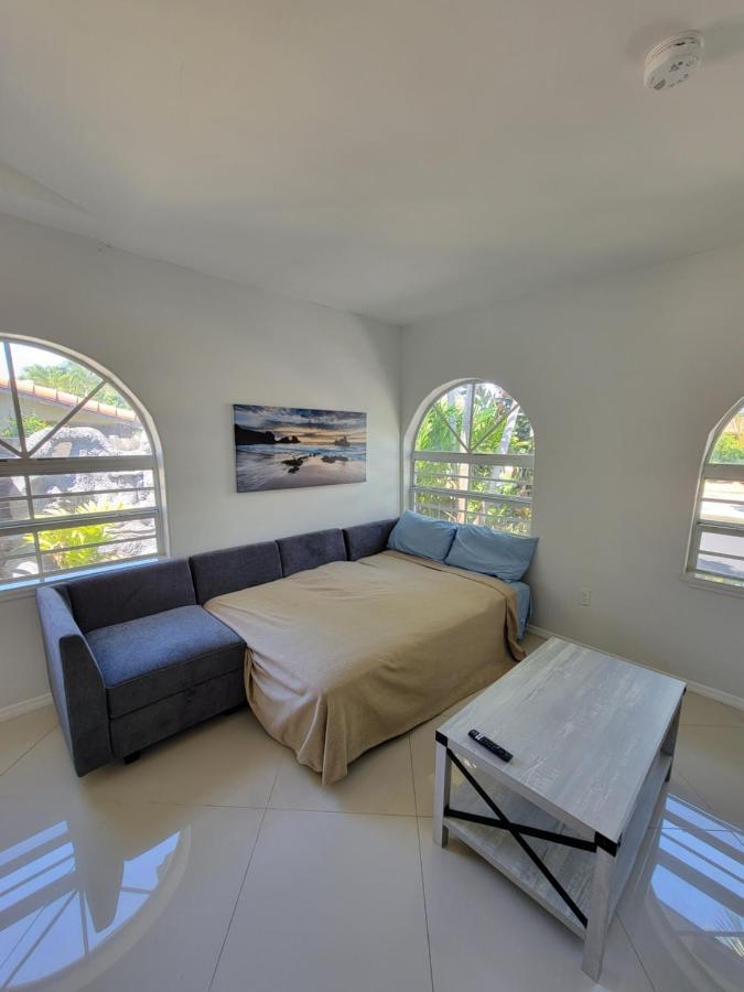 Holiday home Luxury Tropical Oasis! Huge Saltwater Pool! 1 Mile To Beach! *