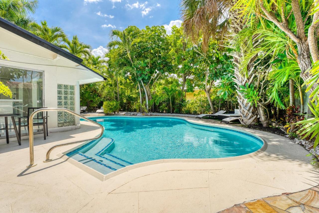 Luxury Tropical Oasis! Huge Saltwater Pool! 1 Mile To Beach! Holiday home *