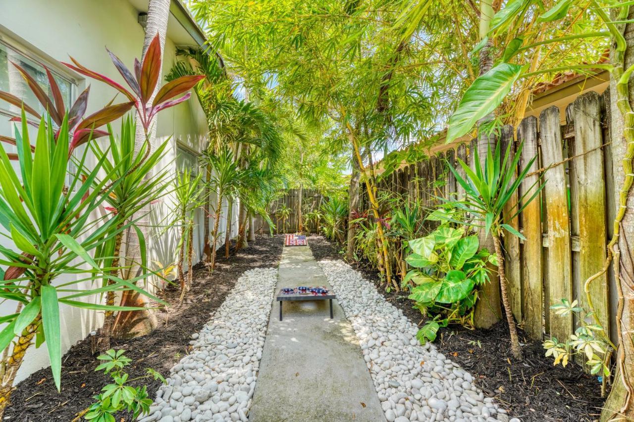Luxury Tropical Oasis! Huge Saltwater Pool! 1 Mile To Beach! Holiday home