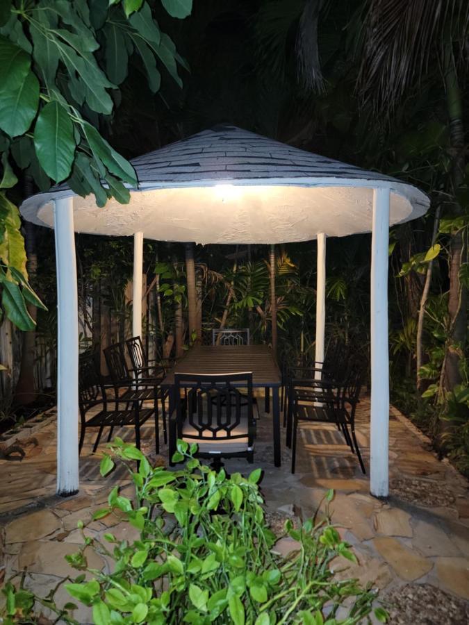 Luxury Tropical Oasis! Huge Saltwater Pool! 1 Mile To Beach! *