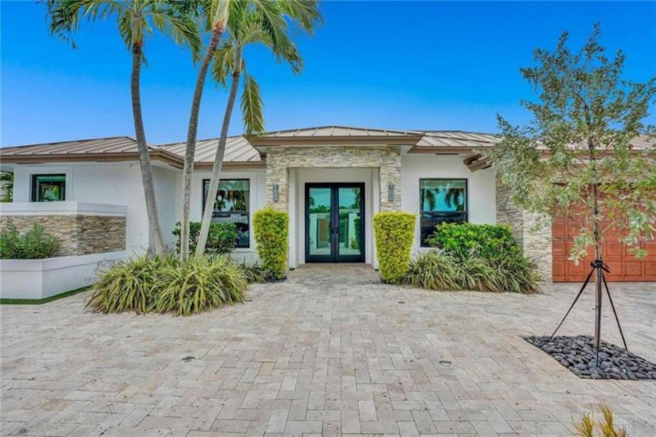 Lynoras Luxe Estate 3 Bedroom 3 Bath With Modern Design And Heated Pool