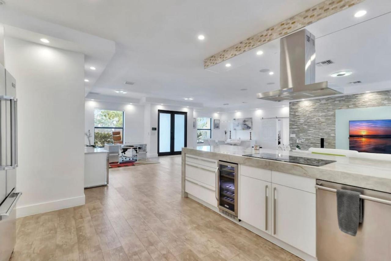 Lynoras Luxe Estate 3 Bedroom 3 Bath With Modern Design And Heated Pool Holiday home Fort Lauderdale
