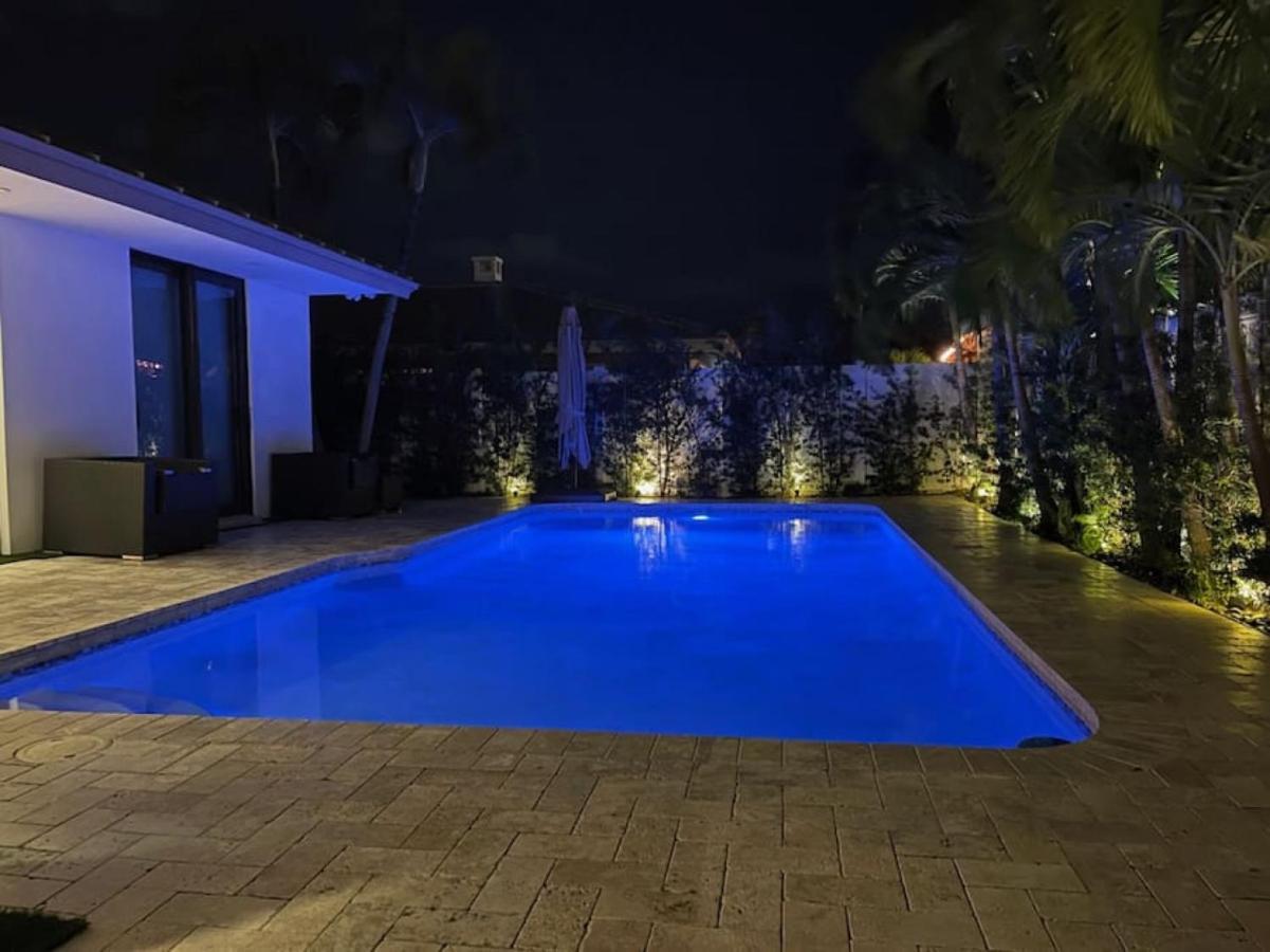Lynoras Luxe Estate 3 Bedroom 3 Bath With Modern Design And Heated Pool *