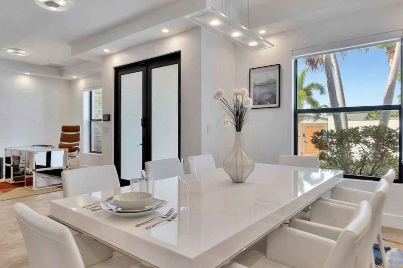 Lynoras Luxe Estate 3 Bedroom 3 Bath With Modern Design And Heated Pool